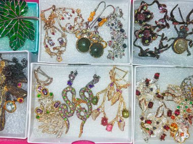 Kutusunda kristaller olan gümüş mücevher koleksiyonu. 