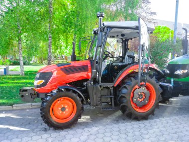 Modern tekerlekli tarım traktörü tarım endüstrisi fuarında