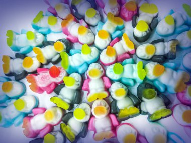 Renkli jöle, kuş şeklinde şekerler. Üst Manzara. Tatlı arkaplan