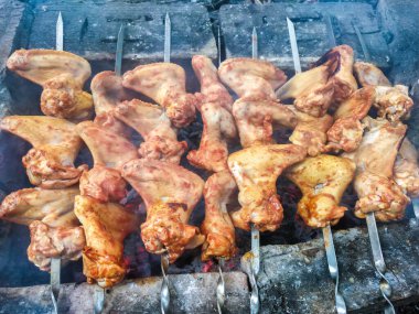 Kızarmış tavuk eti ızgarada pişiyor kömürde