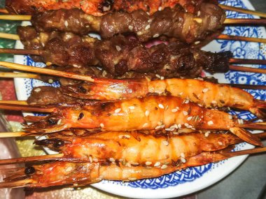 Çin yemeği, ızgara et, karides, acı biber sosu ve Çin baharatlı baharat..