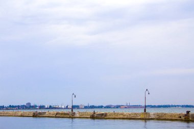 Harap olmuş eski balıkçı iskelesi denize dökülüyor. Gezinti güvertesinde yürüyüş yolları. 
