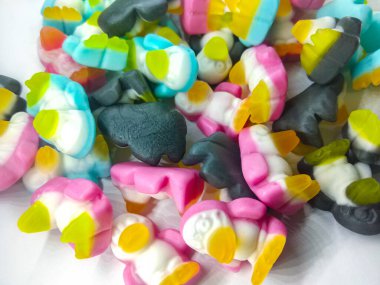 Renkli jöle, kuş şeklinde şekerler. Üst Manzara. Tatlı arkaplan