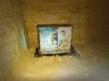 Yeraltı mezarına inin, zindana inin, tünelin manzarası aşağı iniyor. Yeraltı Odessa Ukrayna 'nın Katakomb Sırları