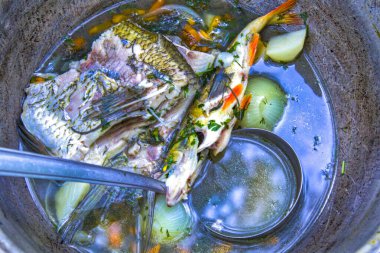 Balık çorbası - ukha - şenlik ateşinde büyük bir tencerede pişirildi.