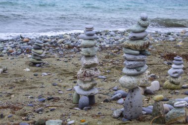 Kum üzerindeki zen taşı, çakıl taşı sanatı, küçük düz taşlar, kavramsal olarak, piramit formunu andırmak için dikkatlice yerleştirilmiş.
