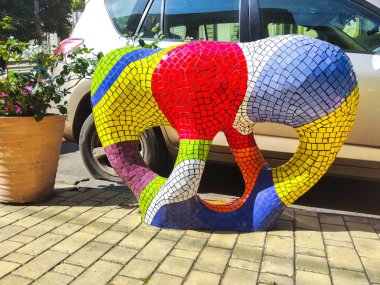 Şehir caddesinde mozaik heykel, yaz