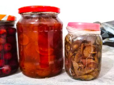 Kavanoz şişesi domates, yemek turşusu.