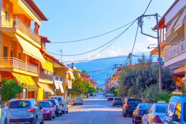 Akdeniz binaları sokak arabaları yolu 