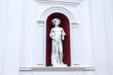 Antik ticaret tanrısının antik heykeli tüccarlar ve gezginler Hermes (Merkür). O kaskında kanatları olan olimpiyat tanrısı..
