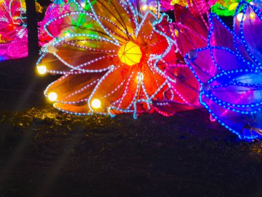 Parlayan güzel yapay çiçekler. bahçe ışığı kurulumları