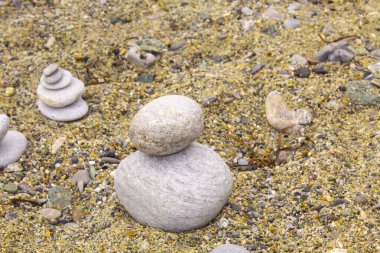 Kum üzerindeki zen taşı, çakıl taşı sanatı, küçük düz taşlar, kavramsal olarak, piramit formunu andırmak için dikkatlice yerleştirilmiş.