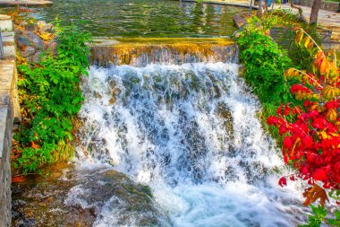 Yunanistan güzel çağlayan şelale, su sıçratan kayalar