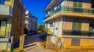 Akdeniz binaları sokak arabaları yolu 