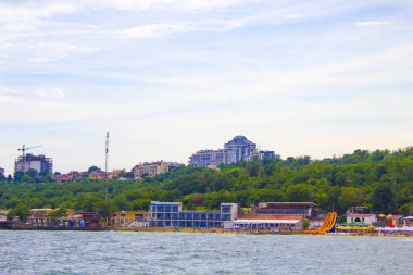 Ukrayna, Odessa 'daki Karadeniz sahili sahili, güneşli bir yaz gününde.