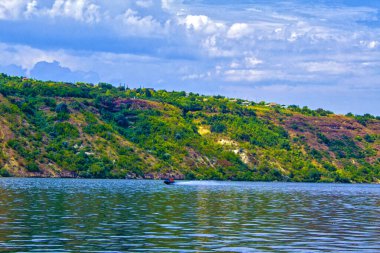  Dinyester Nehri 'nin sakin su yüzeyi ve açık yaz mevsiminde tepenin kara ufkuyla manzara