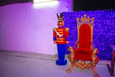 Mor arka planda kraliyet kırmızı tahtı