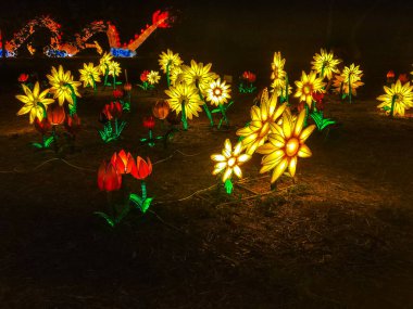 Parlak sarı suni çiçek. Bahçe ışığı kurulumları.