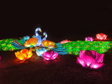 Parlayan güzel yapay çiçekler ve hayvan. bahçe ışığı kurulumları