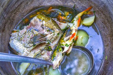 Balık çorbası - ukha - şenlik ateşinde büyük bir tencerede pişirildi.