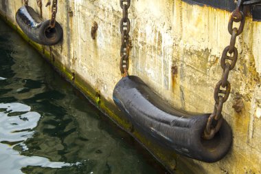 Kalın ve çamurluklu küçük iskele bir yaz günü