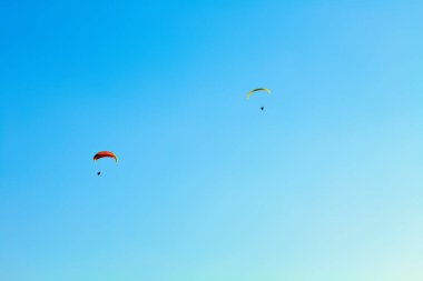 Paraşütçü paraşütçü deniz kıyısı plajı