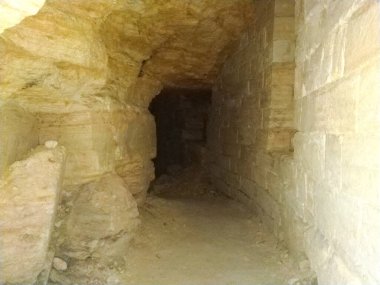 Yeraltı mezarına inin, zindana inin, tünelin manzarası aşağı iniyor. Yeraltı Odessa Ukrayna 'nın Katakomb Sırları