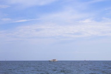 Okyanusta mavi okyanuslu beyaz yelkenli sahnesi