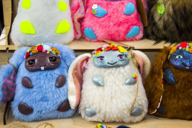 Amigurumi oyuncakları. El yapımı oyuncak tavşan. El yapımı oyuncak bebek. Oyuncak dükkanındaki bebekler. El yapımı kumaştan yapılmış bir hatıra bebeği. Çocuk oyuncağı. El işi üretimi..