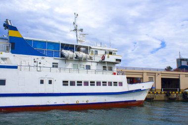 Gün batımında limandaki yolcu gemisinin manzarası. Güzel büyük gemiler ve tekneler.