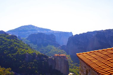 Yunanistan şatosu manastır dağ manzarası inşa ediyor
