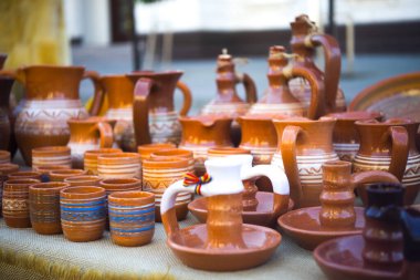 Kırsal el yapımı seramik kil kahverengi bardaklar.