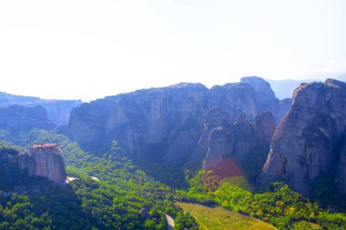 Yunanistan şatosu manastır dağ manzarası inşa ediyor