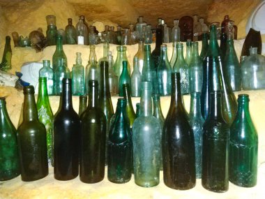 Mantarlı boş siyah cam şişeler. Antika şişe koleksiyonu.