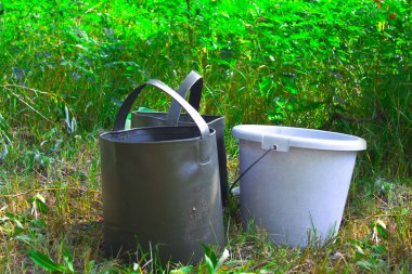 Taşınabilir katlanabilir su dolu kamp kovası.