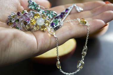 El ve gümüş mücevherler.