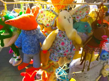 El yapımı kumaştan yapılmış bir hatıra bebeği. Çocuk oyuncağı. El işi imalatı. Satılık el yapımı yumuşak kumaş oyuncakları.