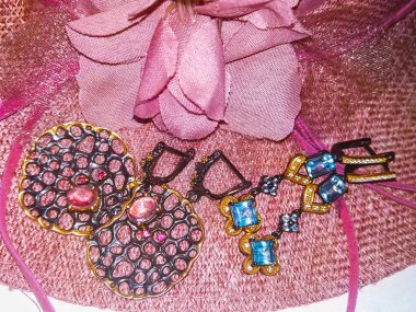 Yakın plan gümüş küpeler, doğal değerli taşlar ve kristaller.