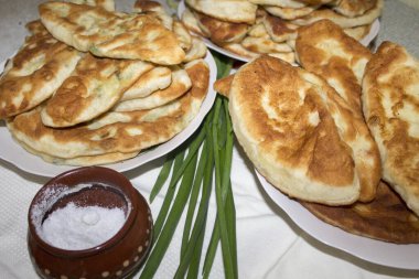 Beyaz tabakta patatesli hamur işlerinden ev yapımı köfteler. Rumen mutfağı