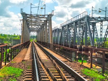 Demiryolu köprüsü inşaatı