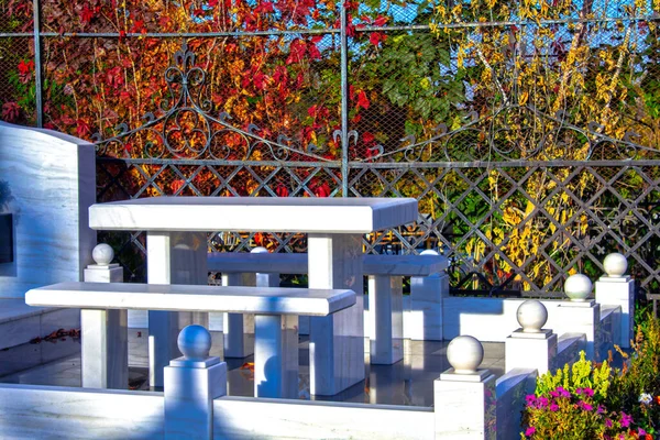 Gartenmöbelbank Auf Dem Herbstfriedhof — Stockfoto