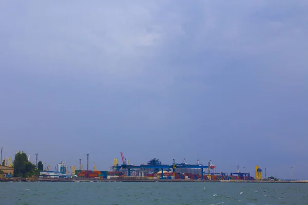 Żurawie Portalowe Porcie Wieczornym Odessie Morze Czarne Ciężki Statek Podnoszący — Zdjęcie stockowe