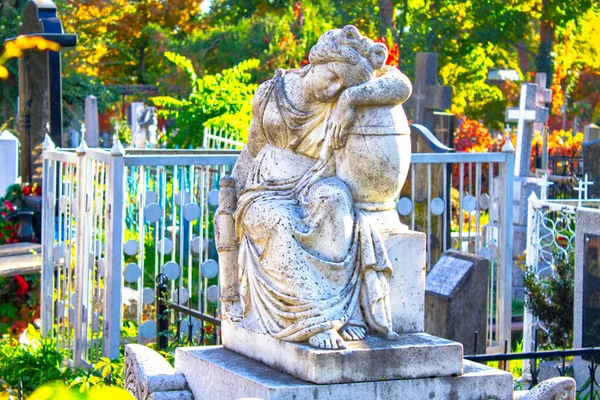 Estátua Anjo Ajoelhado Com Braços Cruzados Contra Céu Azul Lápide — Fotografia de Stock