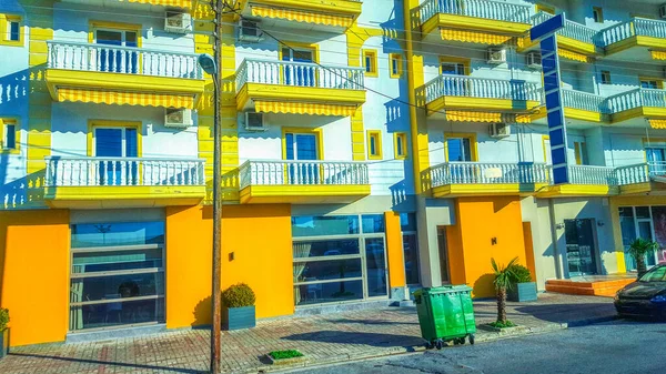 Edificio Amarillo Con Ventanas Balcón Exterior —  Fotos de Stock