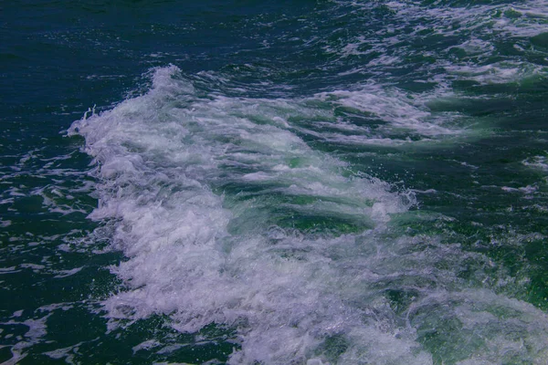 Прекрасна Блакитна Вода Озера Сонячним Світлом Починається Аква Морська Водна — стокове фото