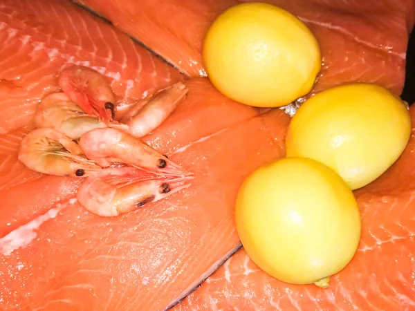 Świeże Owoce Morza Łosoś Czerwony Ryby Krewetki Cytryna — Zdjęcie stockowe