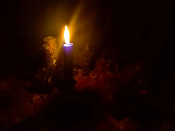 Lilin Yang Terbakar Terhadap Latar Belakang Dinding Bata Yang Kabur — Stok Foto