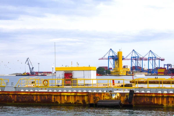 Afgesleten Industriële Werf Met Rustieke Zeeonderdelen Machines — Stockfoto