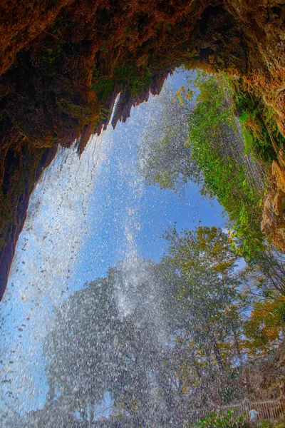 Spruzzi Acqua Nella Giornata Sole Rocce Erba — Foto Stock