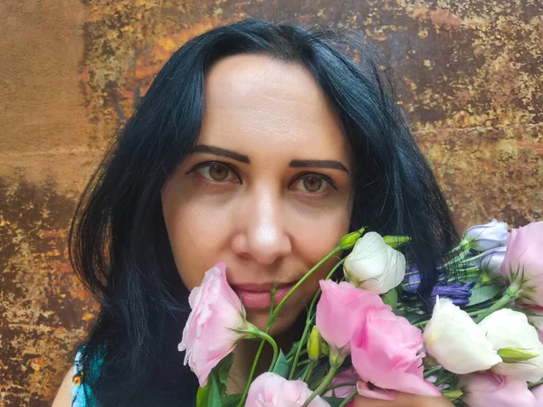 Retrato Mujer Vestida Con Flores Estoma Rosa — Foto de Stock